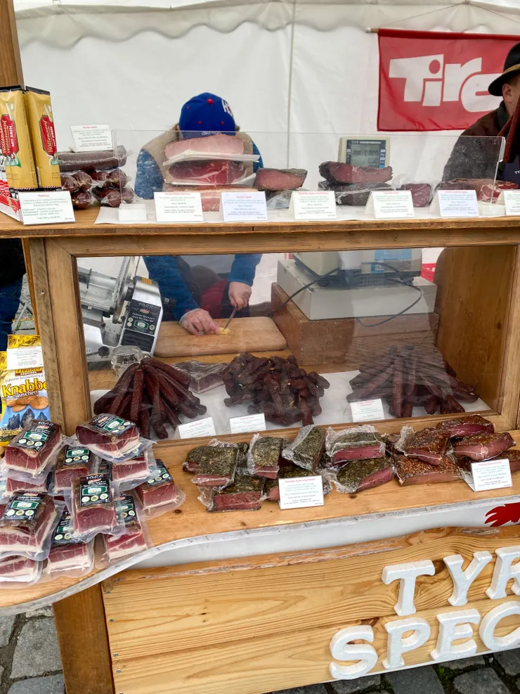 ▲源自奧地利蒂羅爾地區（Tyrol）的傳統煙燻&風乾肉製品，種類繁多，像是不同口味的煙燻火腿、牛排、香腸…等。除了現場秤重現切，還有提供真空包裝，方便送禮或帶回家食用。