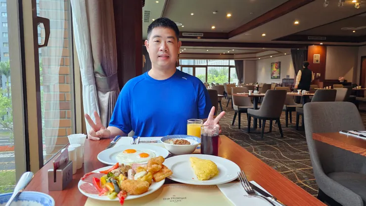 我在台北福華大飯店4樓的花園大道享用早餐!1樓的彩虹座也可以吃早餐!台北福華的早餐真的超好吃!