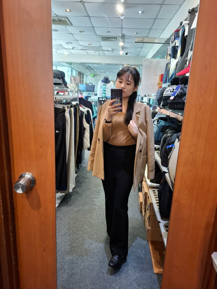 到了秋冬以後，讓自己的服裝色調趨於低調，比方穿上接近楓葉、栗子的卡其色調毛衣配大衣外套