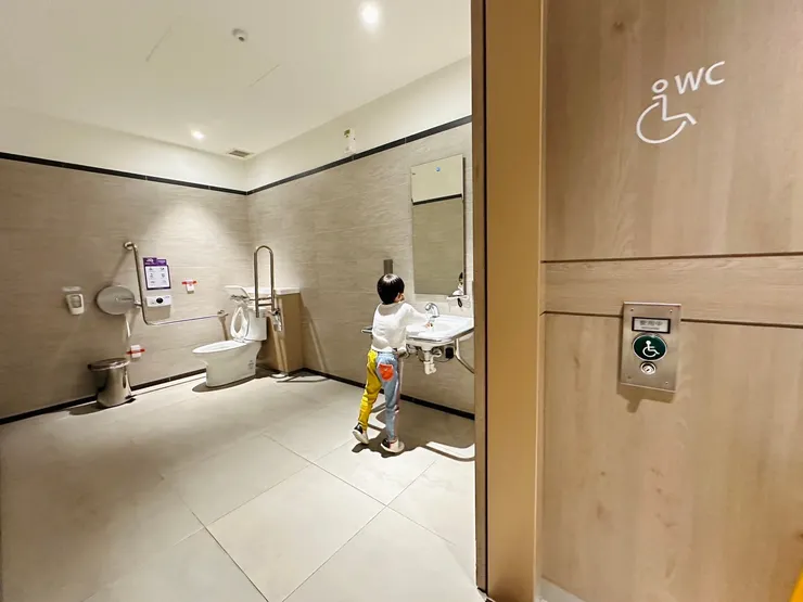 這麼大空間的無障礙廁所 有一張照護床更棒。