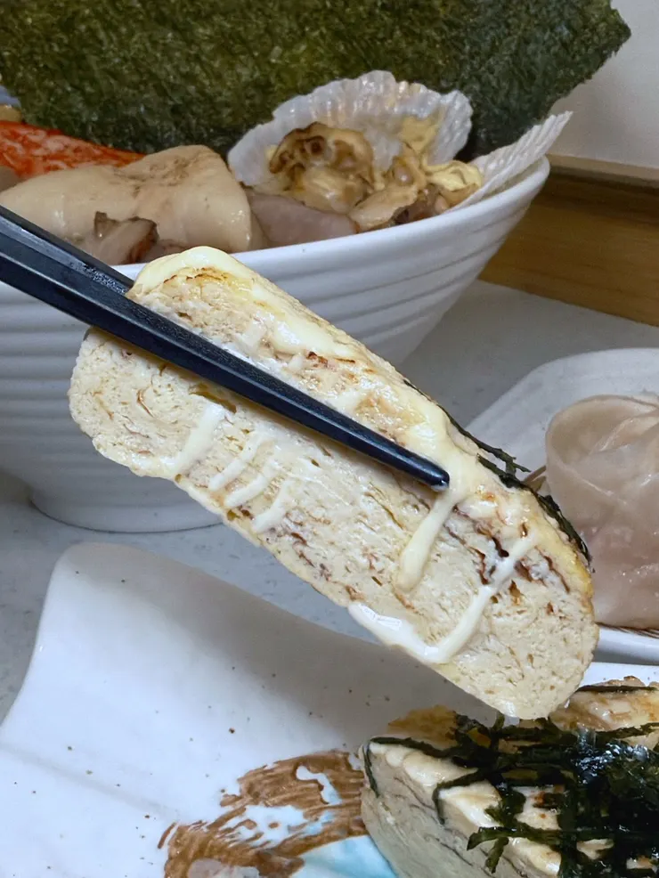 層層煎疊的玉子燒，搭配海苔絲與美乃滋非常對味。