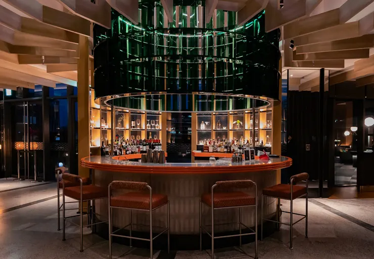 台北大直英迪格酒店_酒店4樓酒吧 –「BAR DI」，獨特吧台造型設計透過光線營造閃亮如翡翠般晶瑩透亮的燈光效果，營造出官邸華貴氣韵與不容忽視的磅礴氣勢。