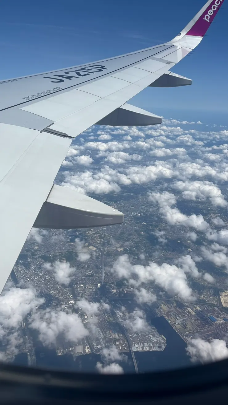 往北飛半個日本，因此飛行時間還滿久的。