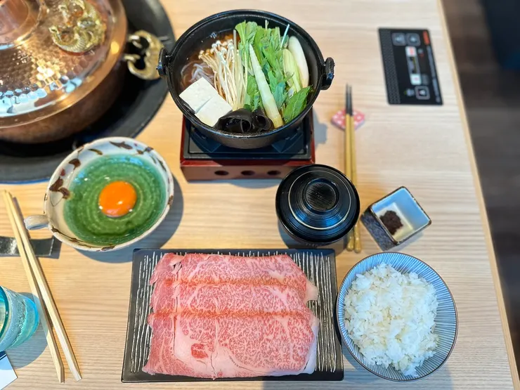 牛肉雖然才三片,但每一片都超大的