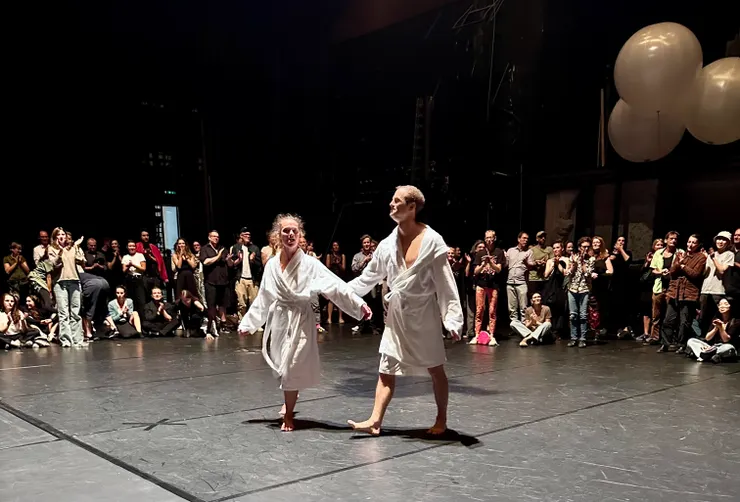 記錄一個劇場奇蹟發生的時刻。這是 Borris Charmaz 早期作品《herses》的雙人選粹，兩位裸體的舞者互相小心翼翼地踩在對方身上，動作非常簡單，但好看死