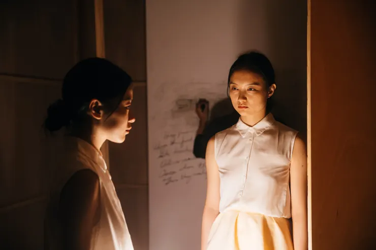 雙姝白衣，頗有河床劇團2014作品《千圈の旅》的意象。（圖片來源：https://www.kff.tw/film/content/4267）