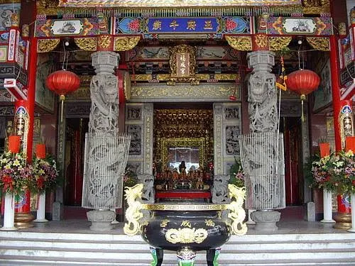 龍柱及石獅栩栩如生(圖片截圖於網路)