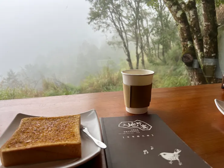餐廳對面的雲海咖啡館是我們那幾天空檔的休息好去處。晚上這裡會播放生態影片，書櫃也都是與自然生態、林業或太平山歷史相關的選書。