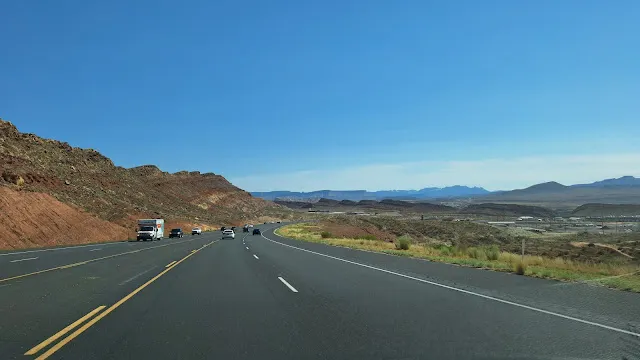 在這樣的公路上行駛也是一種享受