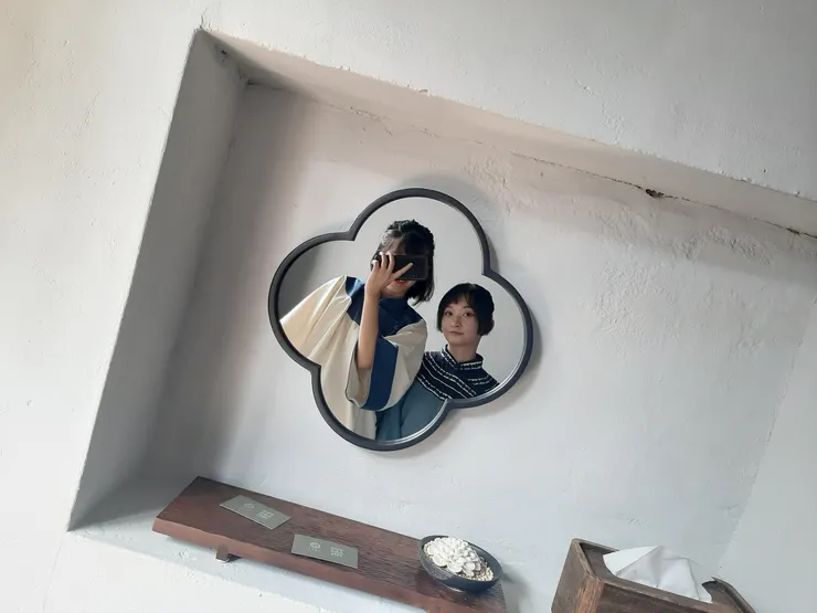 穿著早期台灣服裝復刻的服飾誌小編