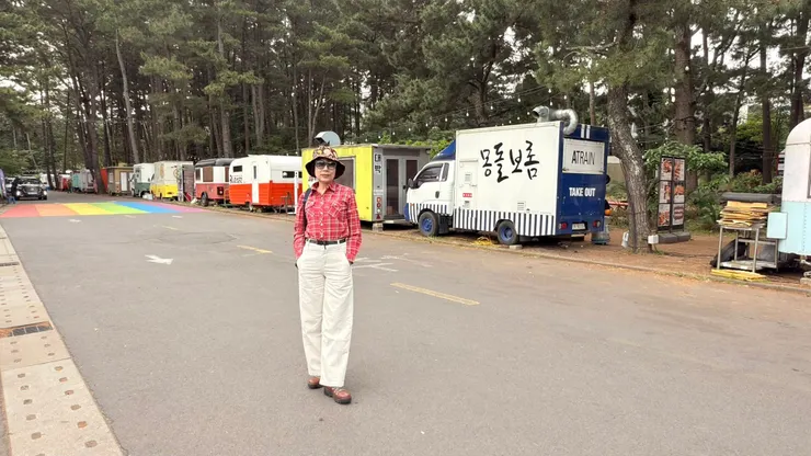 漢拏樹木園露天夜市晚上營業， 是很多創意餐車的大集合。