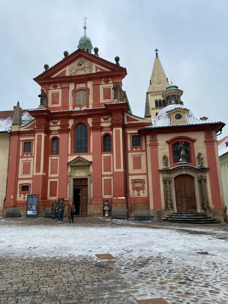 左邊有開著的門是聖喬治大殿，屬於付費的行程之一，進入大門後，需要刷票才能進入教堂參觀