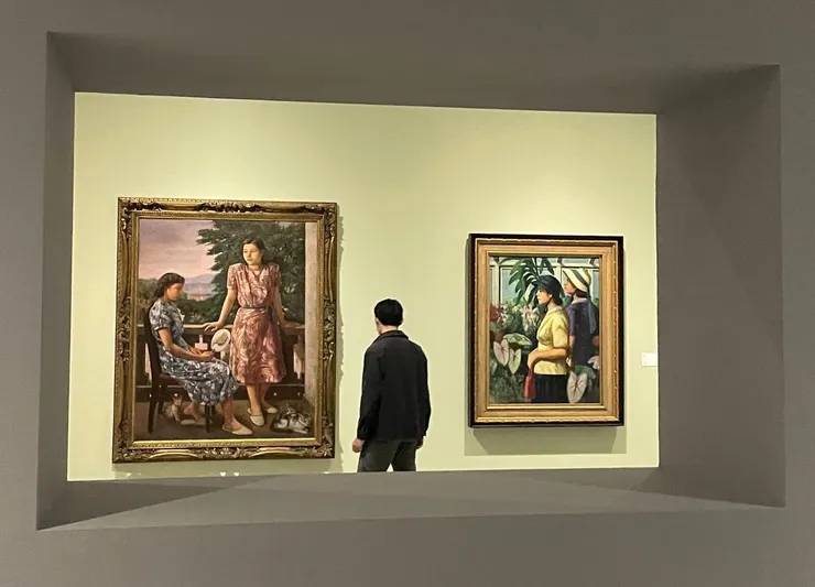 展牆與畫作配色搭配得宜，挖洞的展間設計像是畫外有畫。