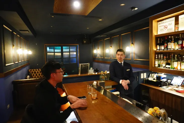 Shawn與獨自前來的客人閒聊。即使一人造訪一樣不會覺得孤單無聊