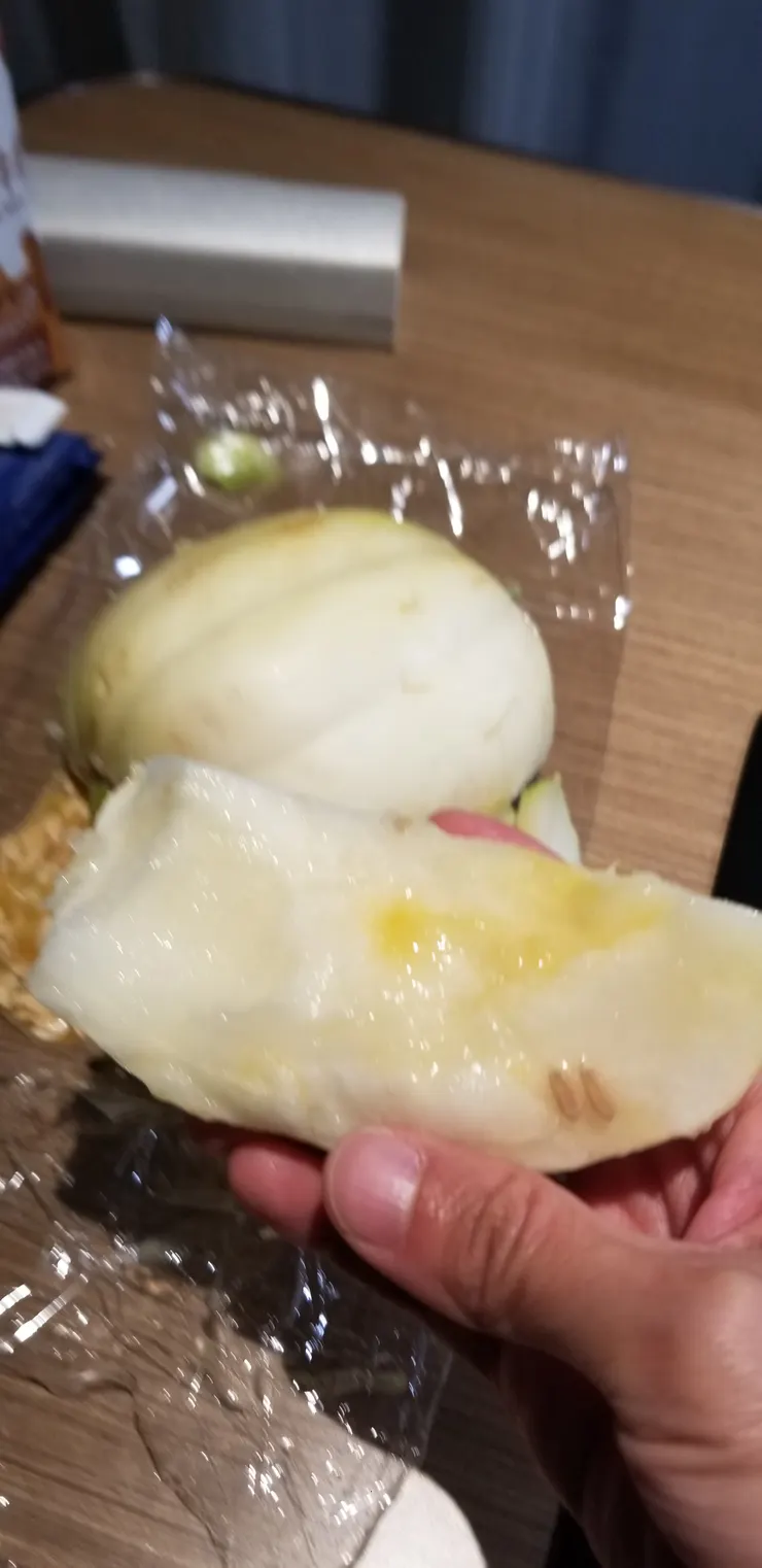 飯後果是一個香瓜，第一次吃，很爽脆