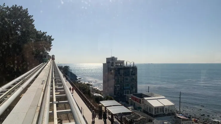 列車彷彿開到海裡。