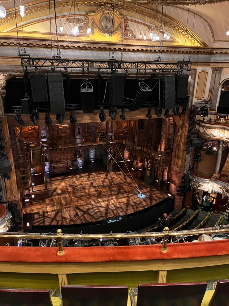 有點狹窄的劇場