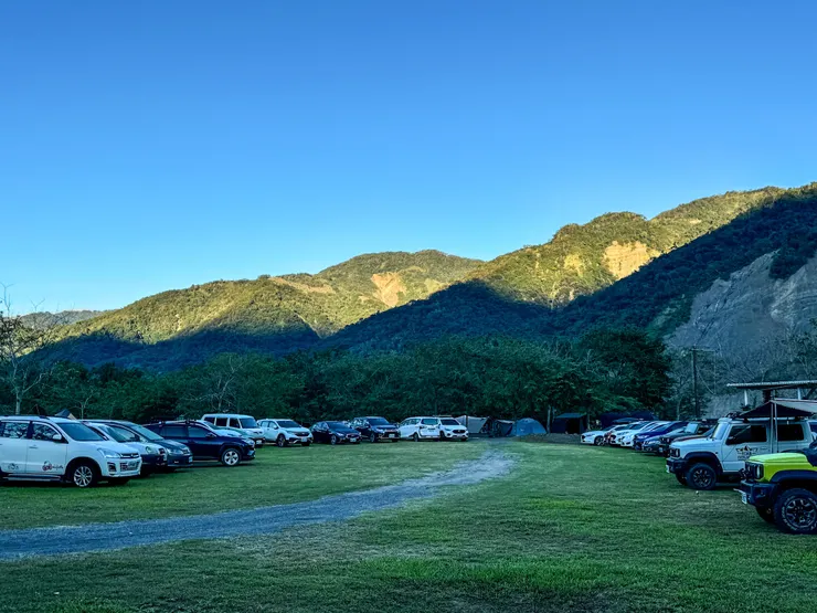 寶來遠山望月温泉露營區。 有開闊的山景,免搭帳設施,温泉湯屋泡腳池。
