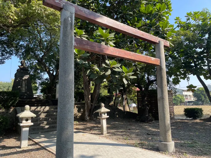 過去神社移留的鳥居,以及上方的蔣公像