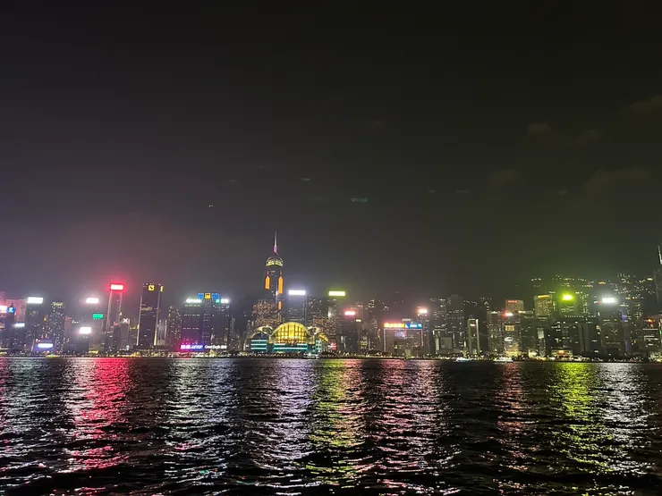 香港-維多利亞港||夜景真的很美麗，大樓的燈光映在水波上像油畫一樣