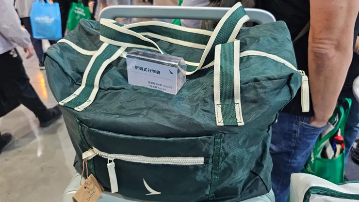 國泰航空的折疊式行李袋!