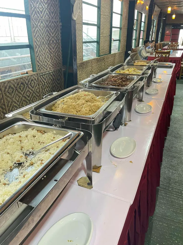 酒店早餐，有緬甸傳統的豆子飯、炒米粉、辣魚乾和荷包蛋