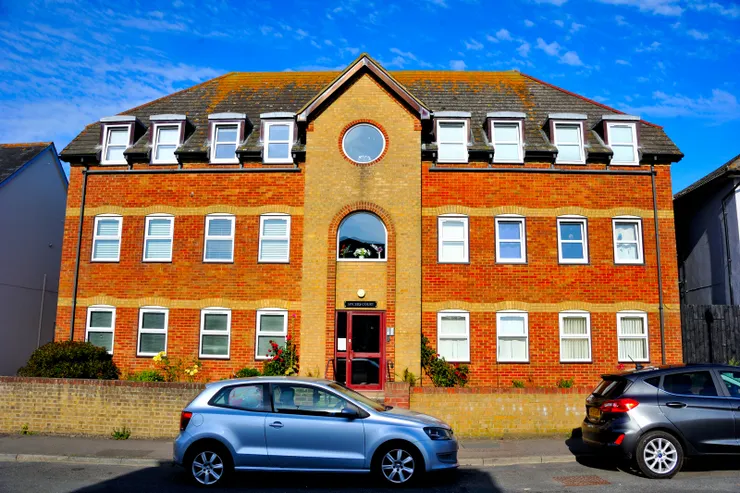 【屋舍各自有型卻又奇妙地統一！這是住宅區最令我矚目的房子，正門上方標著「 Spicers Court」。】。】