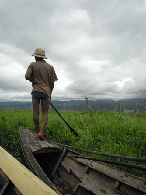 來幫忙的船夫，豪爽地只穿底褲上陣