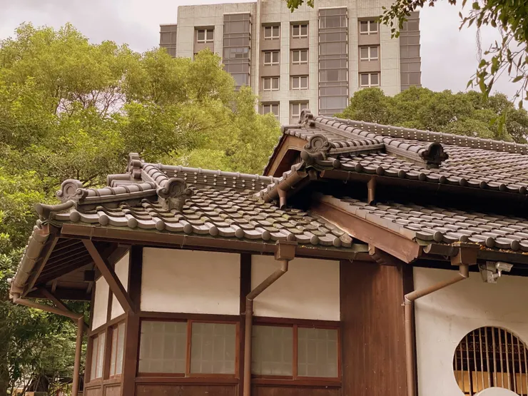 日式建築屋脊上有鬼瓦,有鎮鬼避邪功用。中央屋脊頂端的叫大鬼,旁邊的叫小鬼