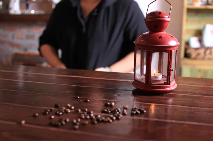 吧台咖啡師，猶如孤燈一般靜靜地燃燒，釋放溫暖與光亮給客人