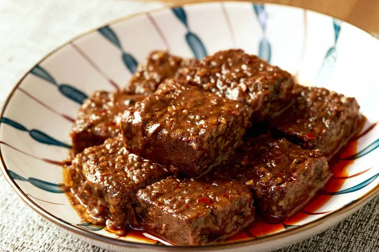 圖說：超唰嘴美食小點「18K金磚」，吸飽麻辣香汁，Q彈扎實有嚼勁，是宵夜或下酒菜的首選。（資料來源：愛雅辣呦）