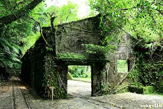 倉庫周圍還留有一些軌道，但保存狀況都不是很好