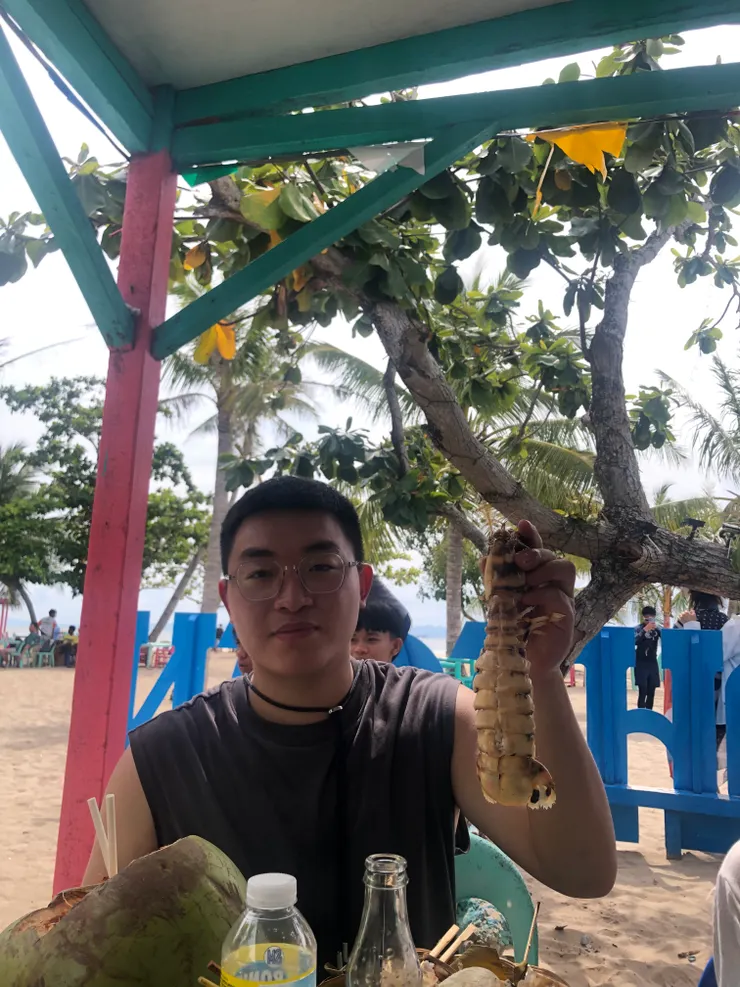 皮皮蝦，其實我覺得他長得好像蠍子，有點不敢剝。我還以為皮皮蝦是小小隻的那種（ㄜ可能是因為他的名字聽起來很可愛）皮皮