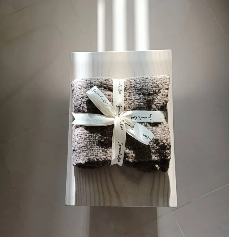 十多年未見的同事,北上送來的手作圍巾。冬日晨光中,散發溫暖。得此文靈感。