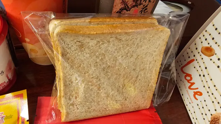 買小蛋糕居然還送兩片全麥土司!有種賺到的感覺!