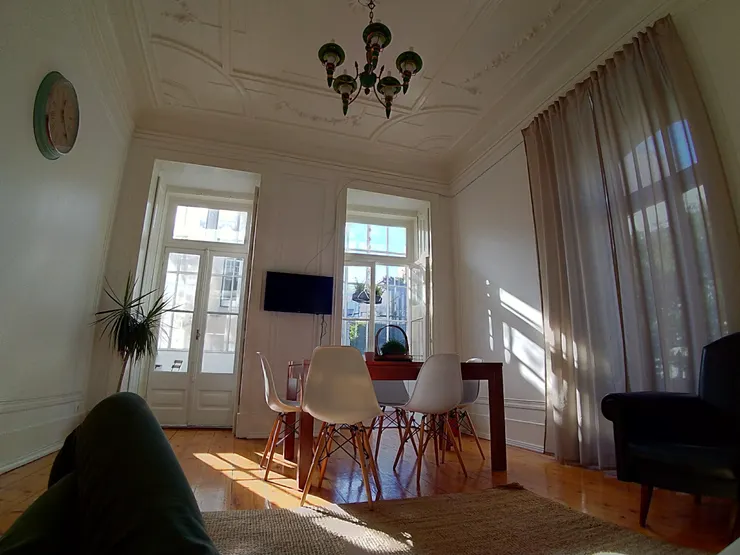 二樓公共空間寬敞,有電視間、廚房、半露天陽台,採光非常棒