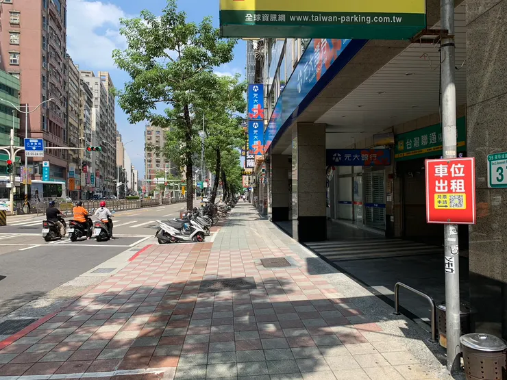 這裡的行人道也是非常適合騎UUU的，舒服^^