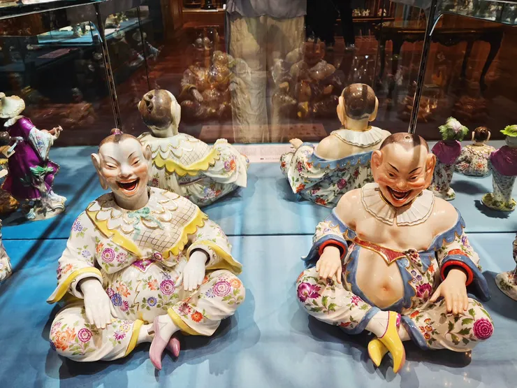 十八世紀的東方佛像瓷偶,具有可動式機關,能夠隨風點頭擺手。