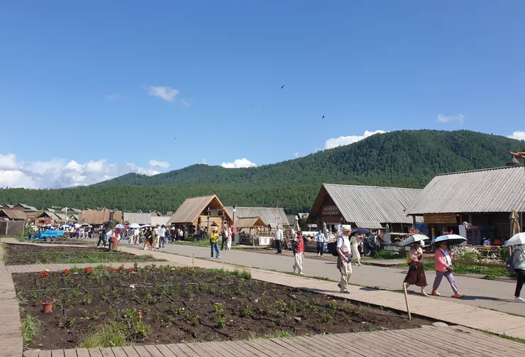 兩旁的木屋群現在是民宿、餐廳和商店，多了些商業氣息