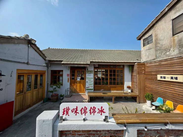 保留了黃埔新村老屋的原貌，木質橫樑與紅磚牆散發著歲月痕跡