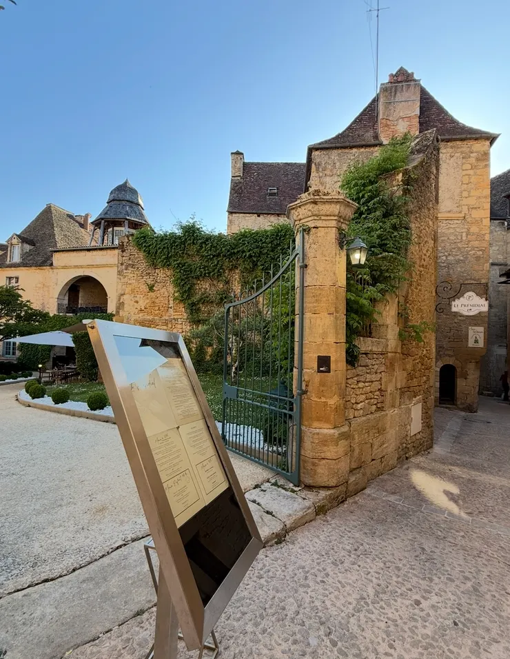 巷弄中的庭院餐廳