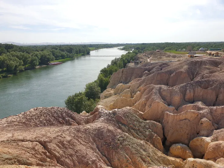 因含有不同礦物質，且長年受到風化與水蝕，形成多層次色彩斑斕的地表景觀