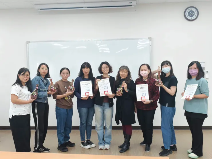 兩天14小時的課程結束後，大家一起領研習證書並合照