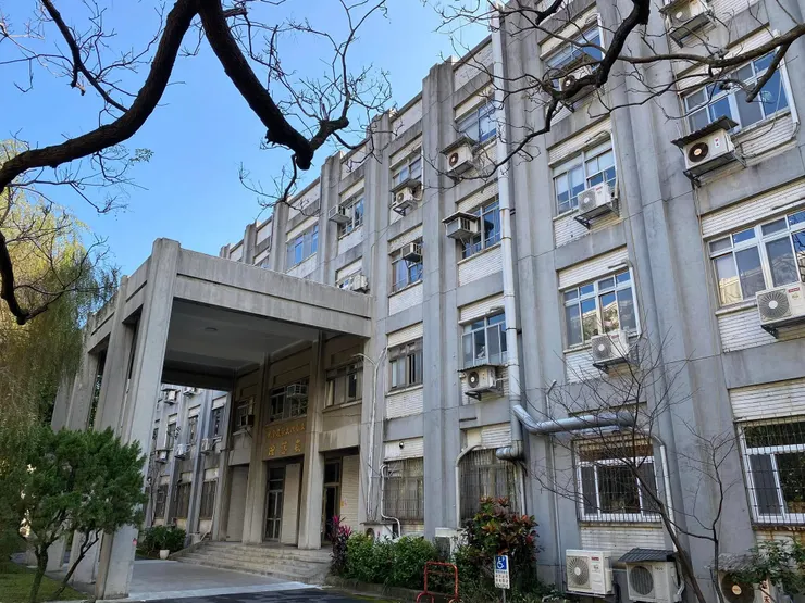 外露的柱子,模組化的單元,一個個單元像是被複製、拼貼上去。