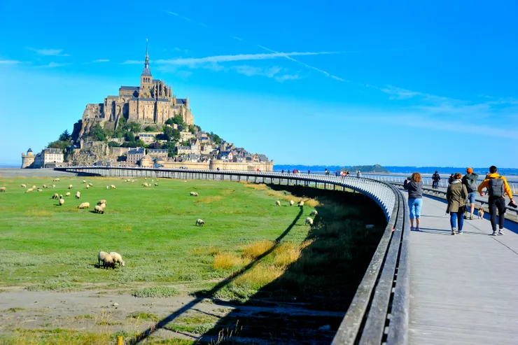 【從停車場到標的別偷懶搭接駁車 四十五分鐘走拍三公里絕不嫌多 大天使尖頂守望盼人間歲月靜好 山下羊群悠哉吃草彷彿千年無波】