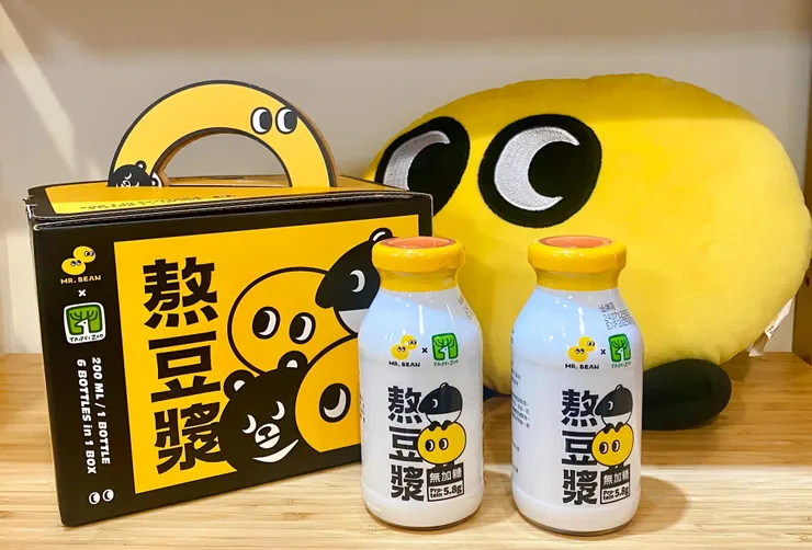 圖說:「豆豆鮮生」熬豆漿與臺北動物園聯名禮盒廣受好評,可愛的豆豆抱枕也即將在官網開賣。(資料來源:豆豆鮮生)
