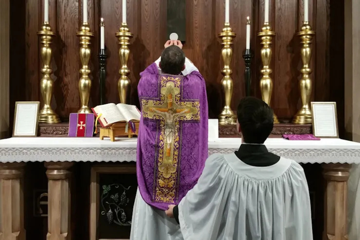 紫色的祭衣代表哀傷、悔改和刻苦。主要是用在將臨期、七旬主日時期和四旬期這三個時節。（來源：Wikimedia, Andrewgardner1)