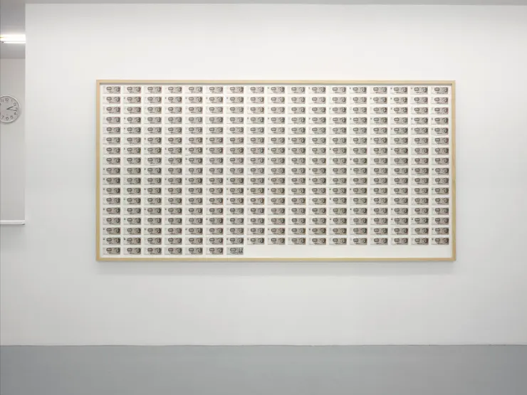 藝術家Jens Haaning原本要創作的藝術品之一  博物館原本委託了藝術家Jens Haaning重新創作他兩幅早期的作品：一幅於2010年所作，作品為丹麥人年平均收入，用克朗真鈔製作；另一幅為2007年所作，為奧地利人年平均收入，使用了歐元真鈔，圖片來源：CNN credit Jens Haaning