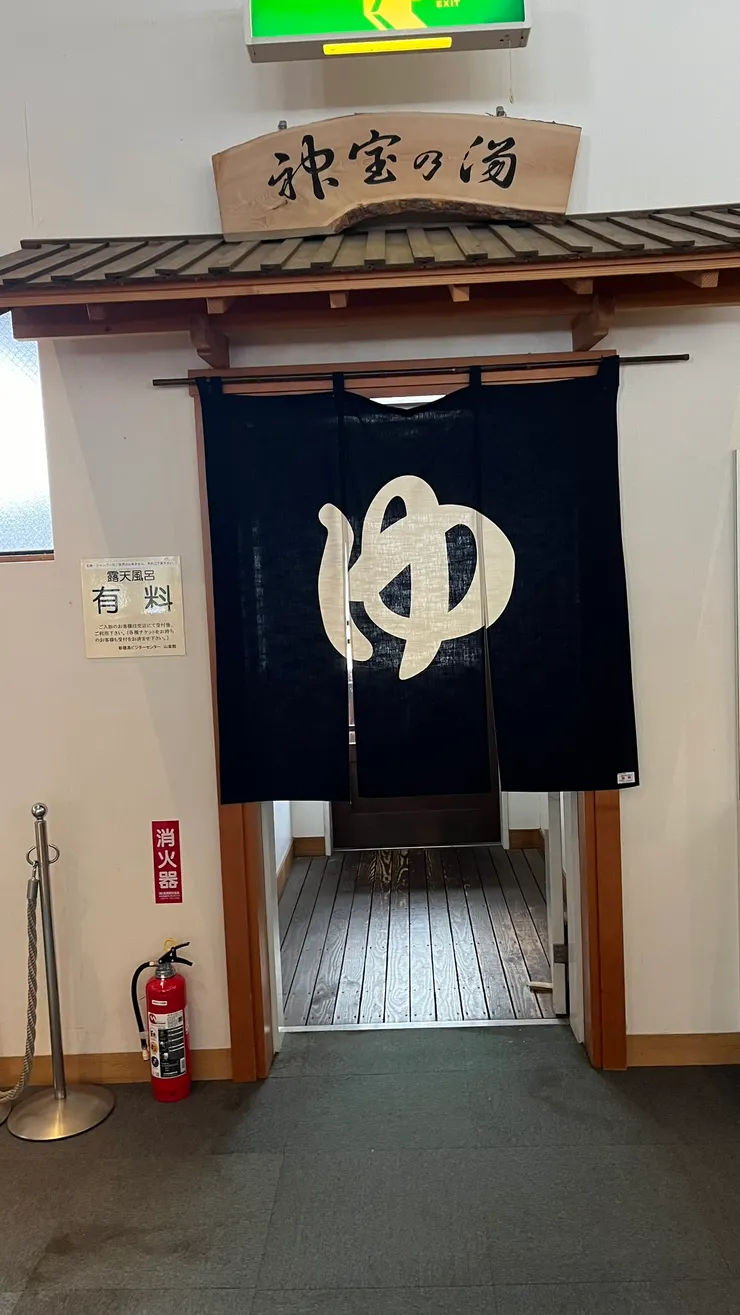 溫泉人不多，反倒能放鬆身心。