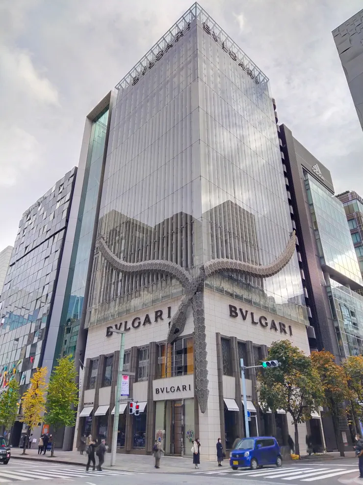 比創意-大大的蛇就在大樓上